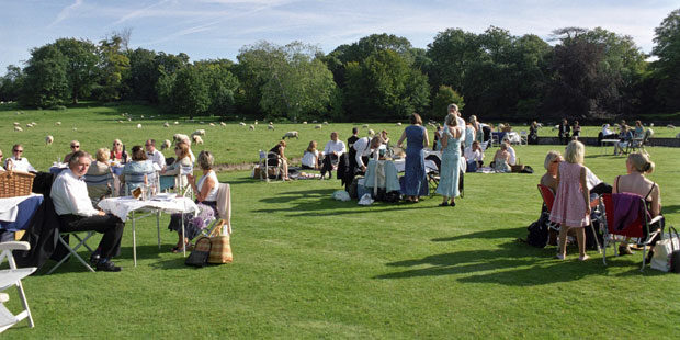 Picknickpause im Park  von Glyndebourne