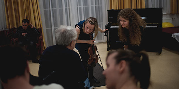 Gespräch zwischen den Musikerinnnen und einer Heimbewohnerin