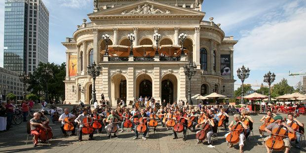 Spontanes Konzert: Auf Frankfurts Opernplatz stimmt Johannes Moser mit den Laien Bruder Jakob an