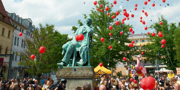 Schumann-Fest Zwickau vor dem Schumann Denkmal