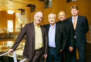 Daniel Barenboim, Frank Gehry, Yasuhisa Toyota und Ole Bækhøj, Intendant des Pierre Boulez Saals (v. l.)