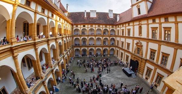 Großer Innenhof von Schloss Eggenberg