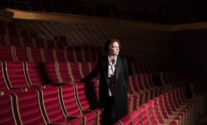 Laurence Equilbey im Konzertsaal des "La Seine Musicale"