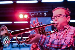 Discover Music: Junge spielt Trompete