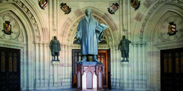 Lutherstatue im Vorraum der Gedächtniskirche Speyer