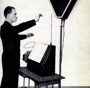 Lew Termen (Leon Theremin) spielt das Theremin