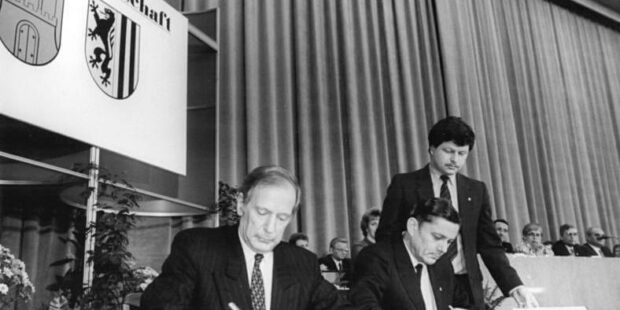 Die Bürgermeister Klaus von Dohnanyi und Wolfgang Berghofer unterzeichnen am 14.12.1987 den Vertrag der Städtepartnerschaft