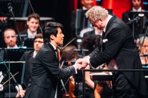 Neue Stimmen 2017: Der Gewinner des dritten Preises Mingjie Lei und Dirigent Graeme Jenkins