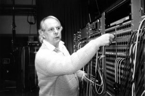 Karlheinz Stockhausen 1994 im Studio für Elektronische Musik des WDR Köln bei der Produktion von "Freitag aus Licht"