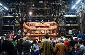Perspektivenwechsel beim Tag der offenen Tür im Landestheater Altenburg: Das Publikum besichtigt die Bühne und blickt in den Zuschauerraum
