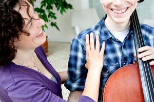 Stefanie Buller (l.) bei einem ihrer "Cello-Glück"-Kurse