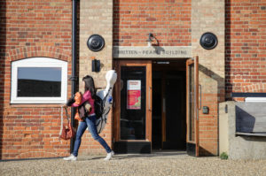 Aldeburgh Festival: Musikerin vor dem Britten-Pears-Building der Snape Maltings Concert Hall