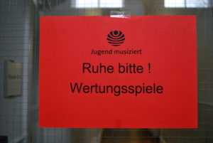 Jugend musiziert. Hinweisschild "Ruhe bitte! Wertungsspiele"