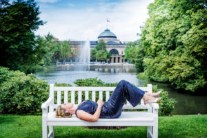 Artist in Residence Annette Dasch vor dem Kurhaus Wiesbaden