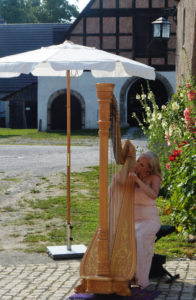 Festival "Voices". Harfenisten im Hof von Gut Holzhausen