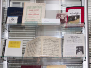 Eine Werke von Komponistinnen sind exemplarisch im Schaukasten des Archivs für Frau und Musik ausgestellt