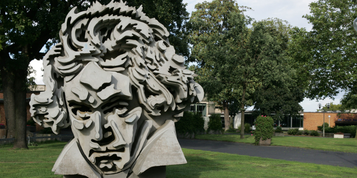 "Beethon" – Beethoven-Denkmal vor Beethovenhalle Bonn