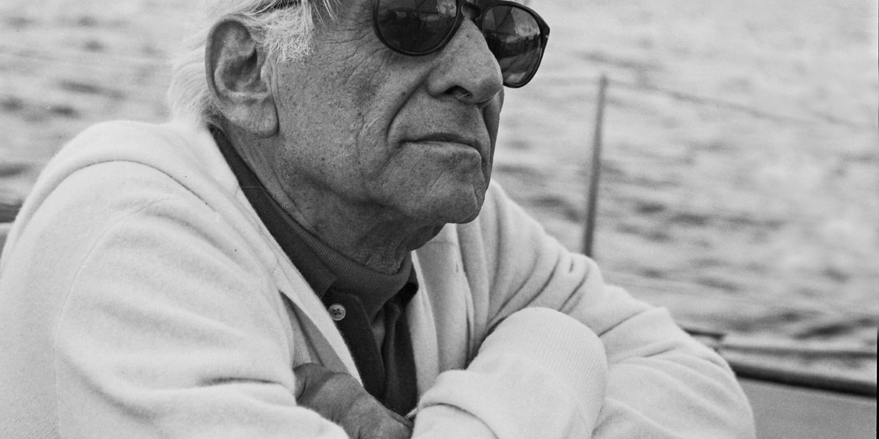 Leonard Bernstein beim Segeln, 1987