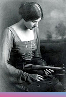 Rebecca Clarke mit Viola, 1919