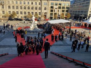 Blick von oben: Der Rote Teppich füllt sich beim OPUS KLASSIK