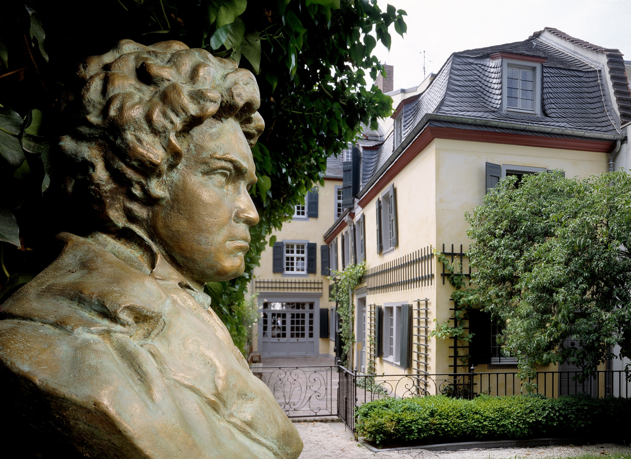 Beethoven-Büste im Garten des Bonner Beethovenhauses