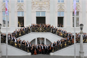 Das Beethoven Orchester Bonn auf der Treppe des Bonner Rathauses