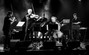 Das Fauré Quartett und Sven Helbig (r) bei einer Aufführung der "Pocket Symphony" © Nina Berfelde und Thomas Janze/TOTHO Berlin