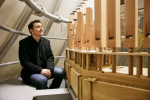 Orgelbauer Philipp Klais an der Orgel der Elbphilharmonie