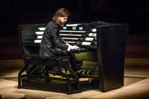 Thomas Cornelius an der Orgel der Elbphilharmonie