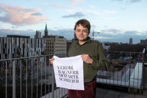 Komponist Anno Schreier mit der Vorankündigung seiner neuen Oper am Opernhaus Düsseldorf