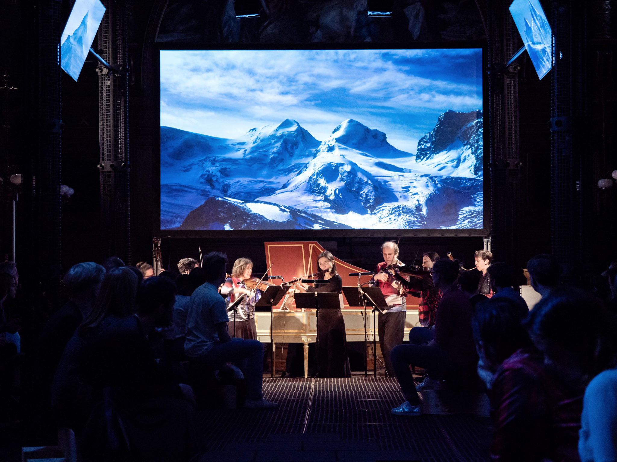 Das Instrumentalensemble „The Rossetti Players“ vor Videoscreen