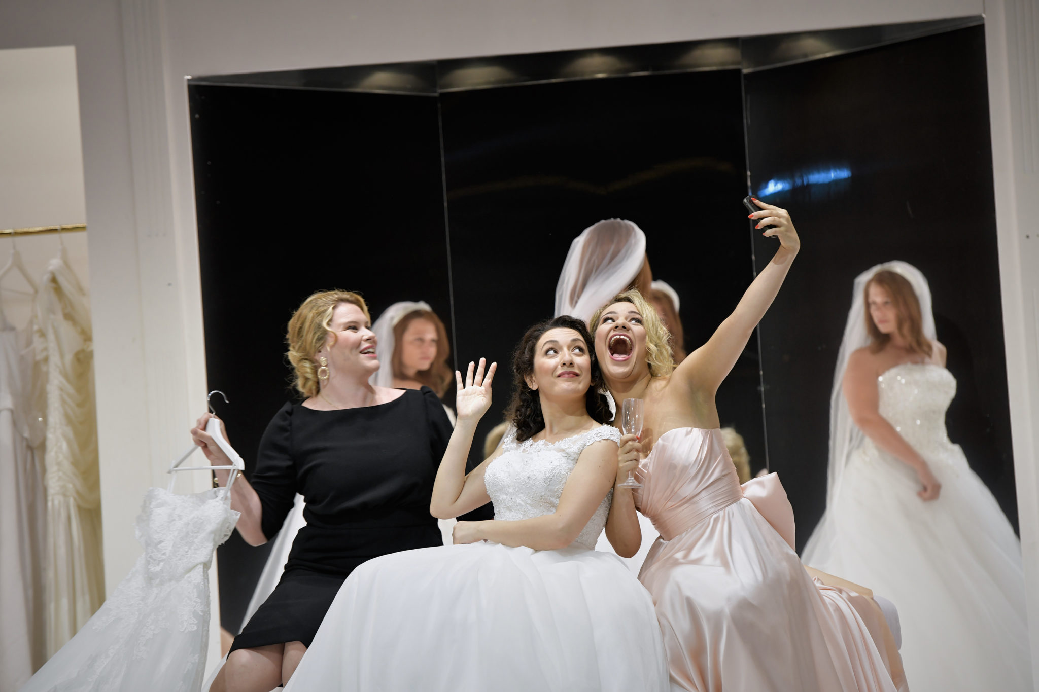 Marie-Andrée Bouchard-Lesieur (Deuxième Femme), Rosa Feola (Dircé) und Tamara Bounazou (Première Femme)