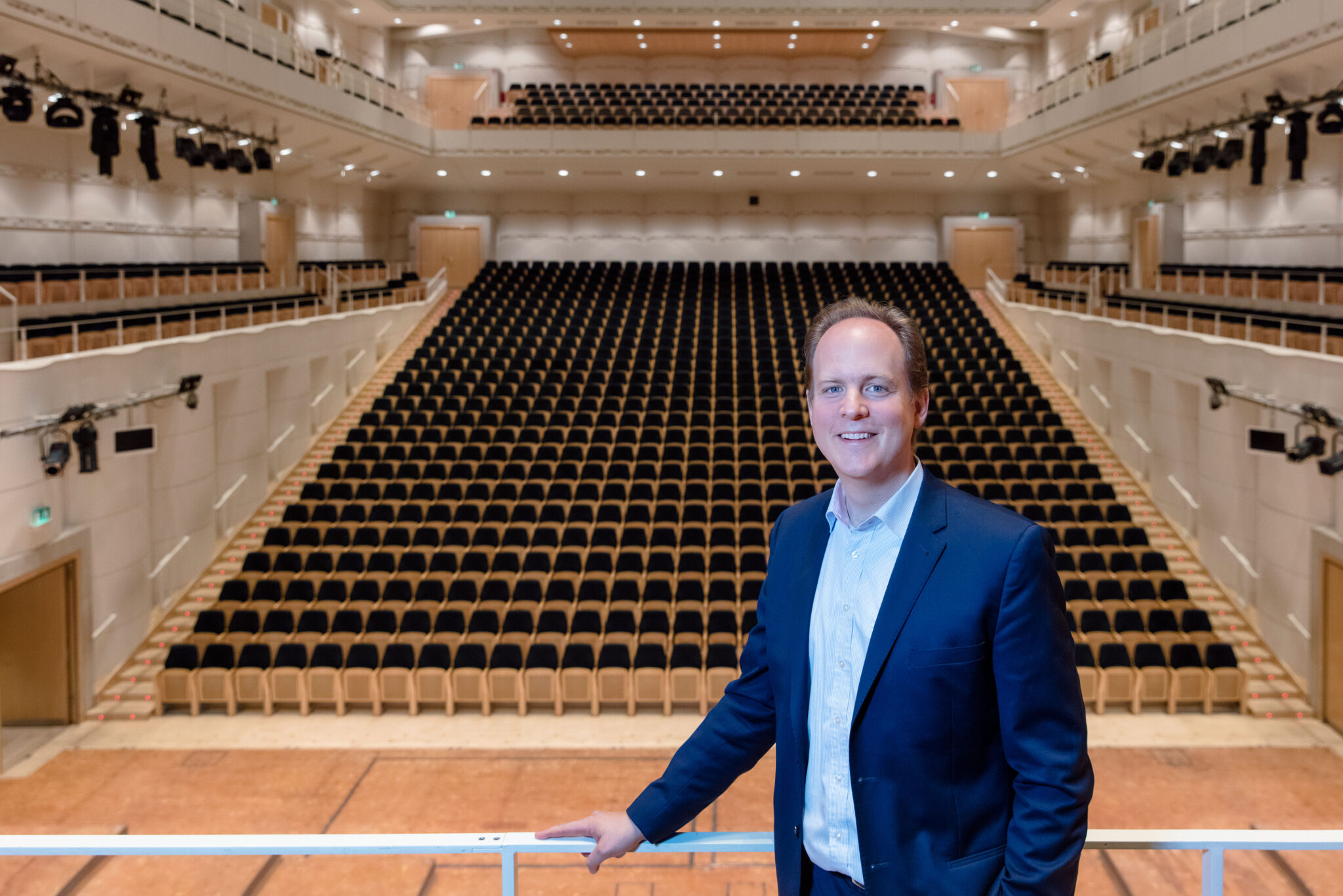 Raphael von Hoensbroech im Saal des Konzerthaus Dortmund