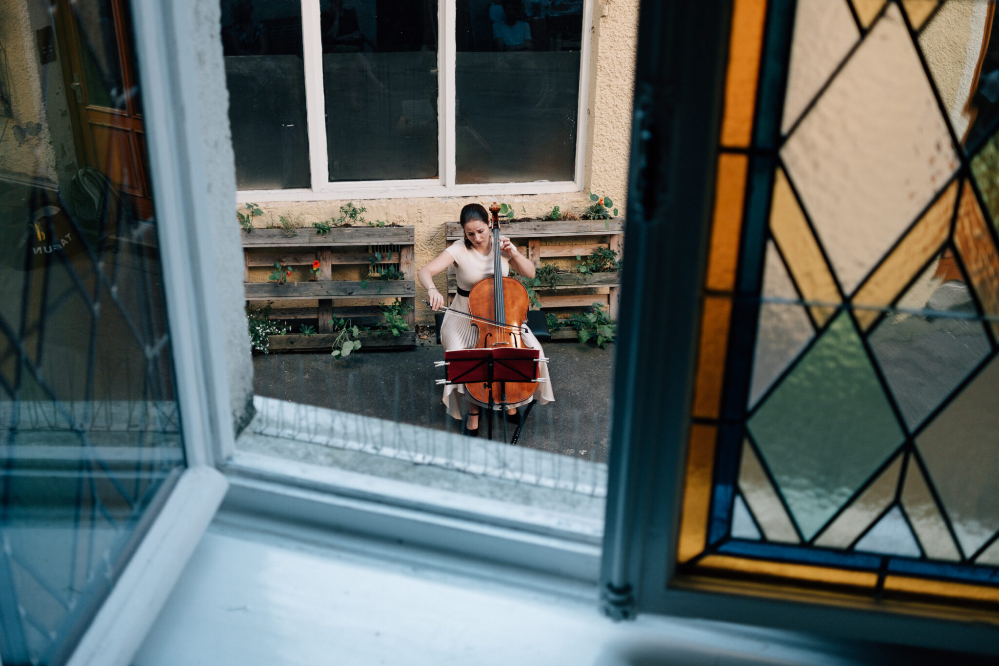 Cellistin Laura Moinian beim CouponConcert im Innenhof