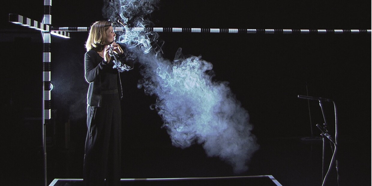 Macht den Aerosolausstoß beim Spielen sichtbar: Flötistin Natalie Schwaabe vom BRSO