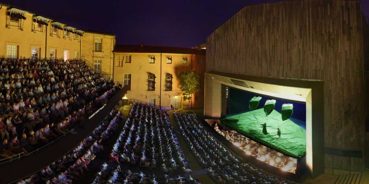 Der Hof des erzbischöflichen Palais verwandelt sich für das Festival d’Aix-en-Provènce zur Opernbühne