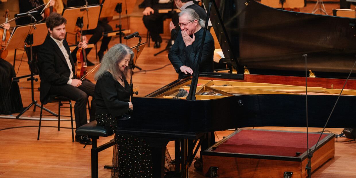 Spaß bei der Probe: Martha Argerich und Dirigent Sylvain Cambreling