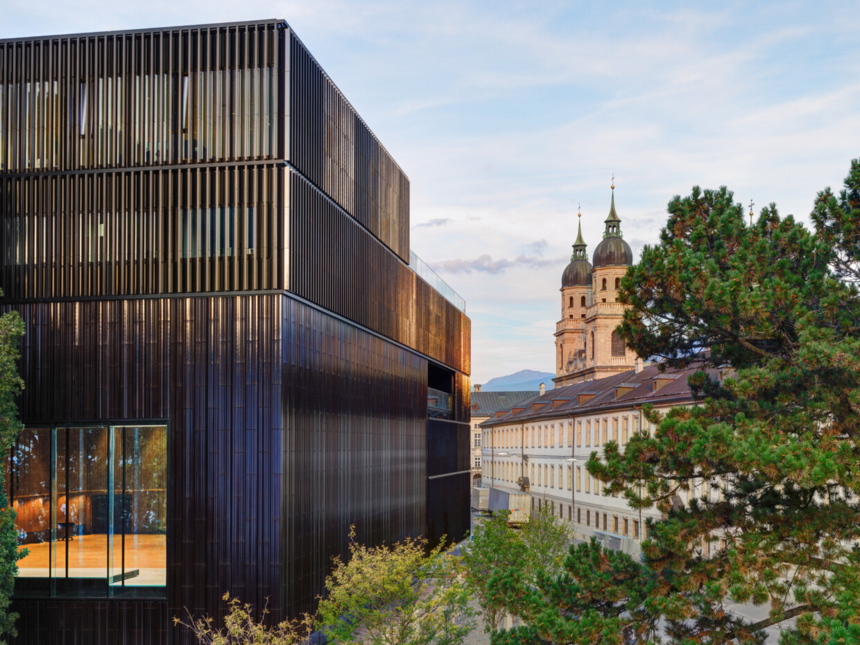 Das 2018 eröffnete Haus der Musik Innsbruck vor der Jesuitenkirche