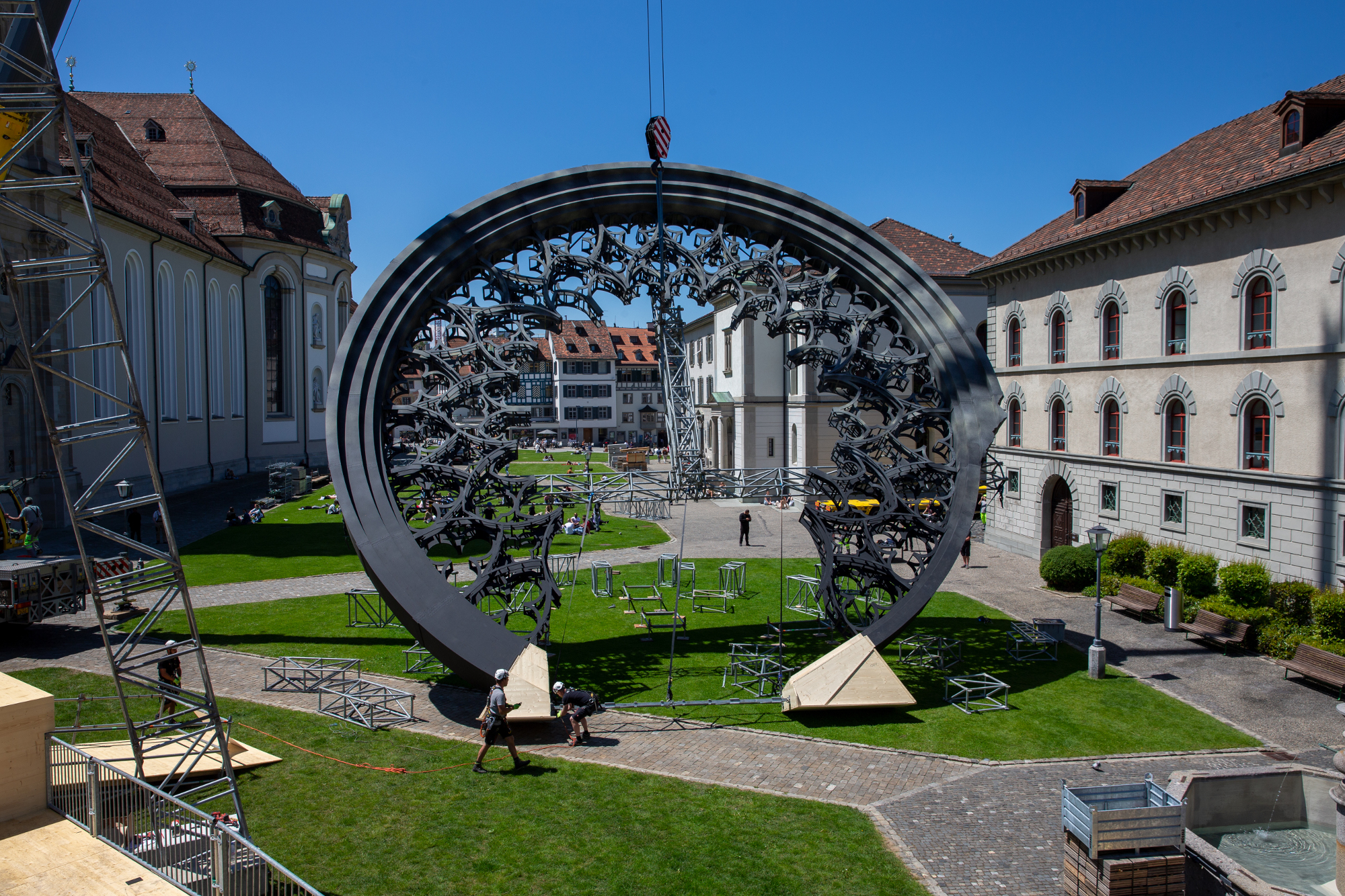 Nachbau der gigantischen West-Rosette im Klosterhof St. Gallen