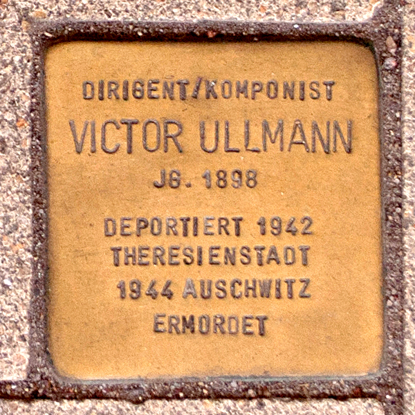 Stolperstein für Viktor Ullmann vor der Hamburgischen Staatsoper