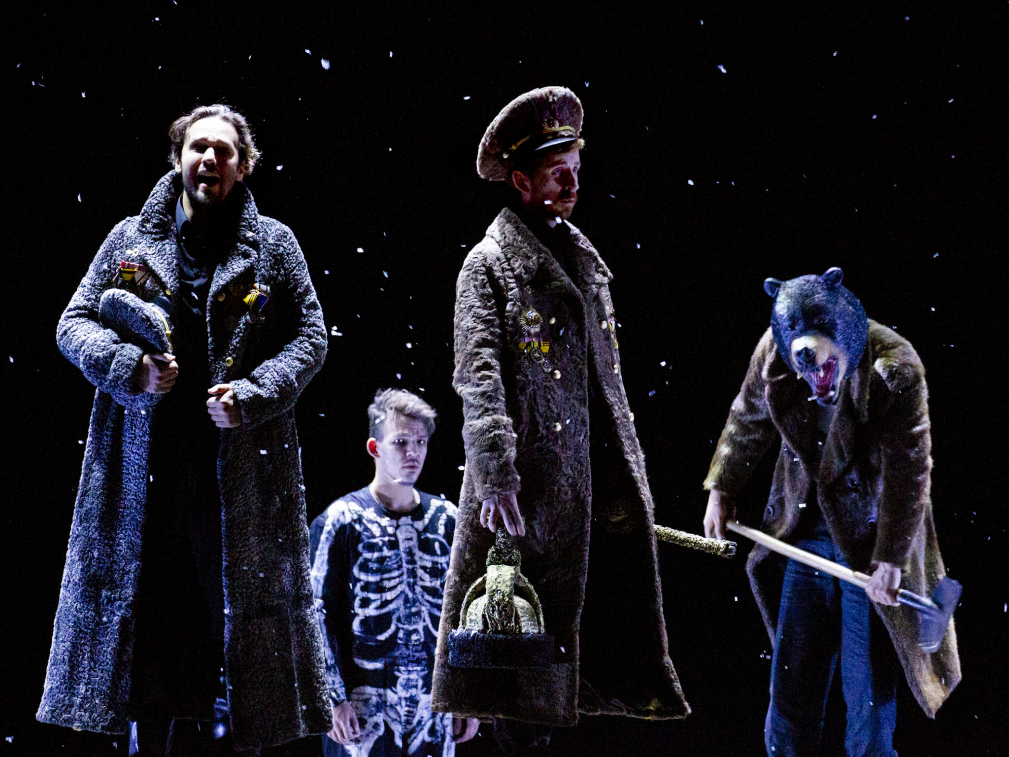 Szenenbild aus „Boris Goudenow“: Sreten Manojlovic (Fedro), Yevhen Rakhmanin (Theodorus), Olivier Gourdy (Boris) & Sebastian Songin (Bogda)