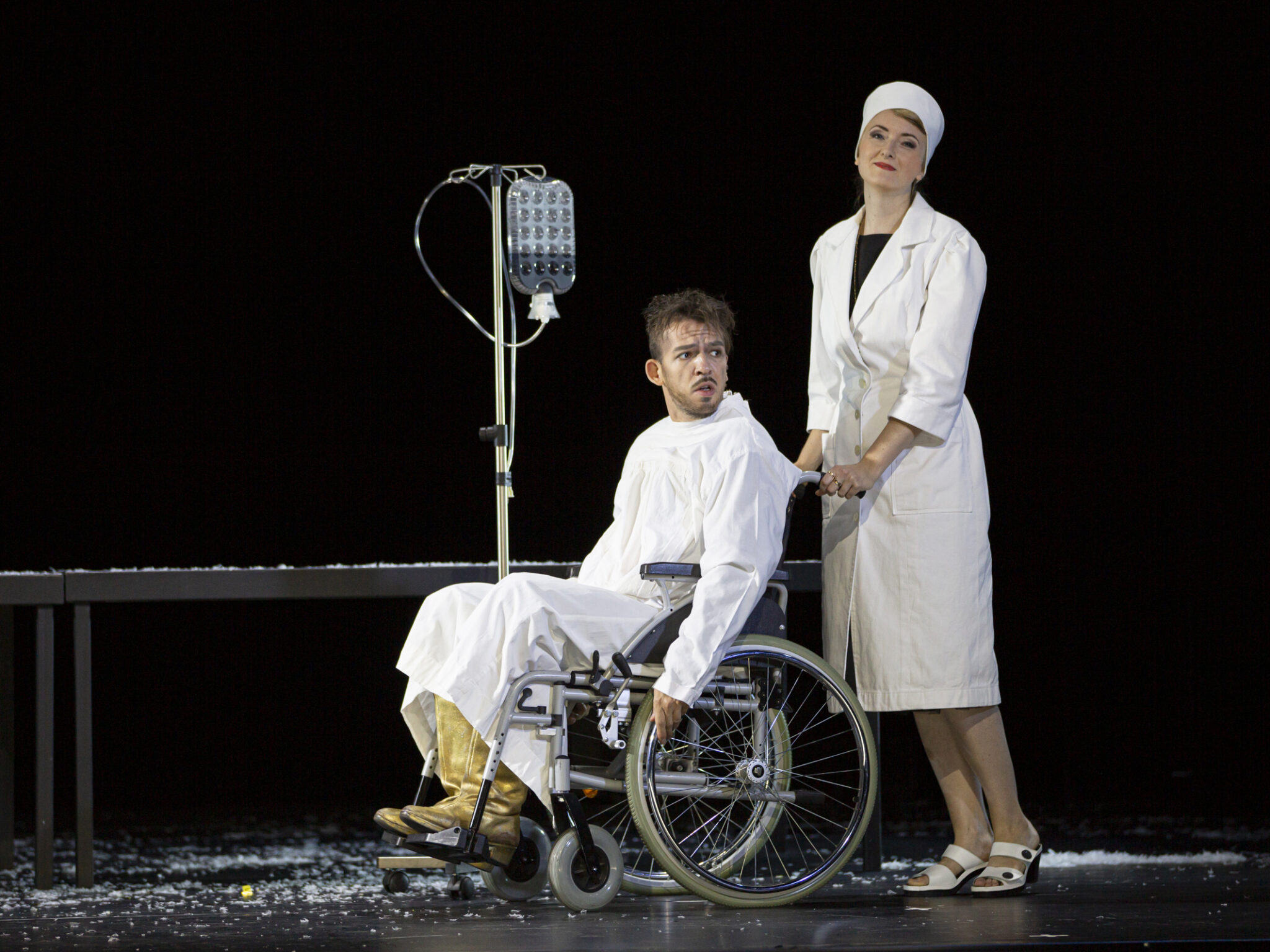 Szenenbild aus „Boris Goudenow“: Yevhen Rakhmanin (Theodorus) & Alice Lackner (Olga)