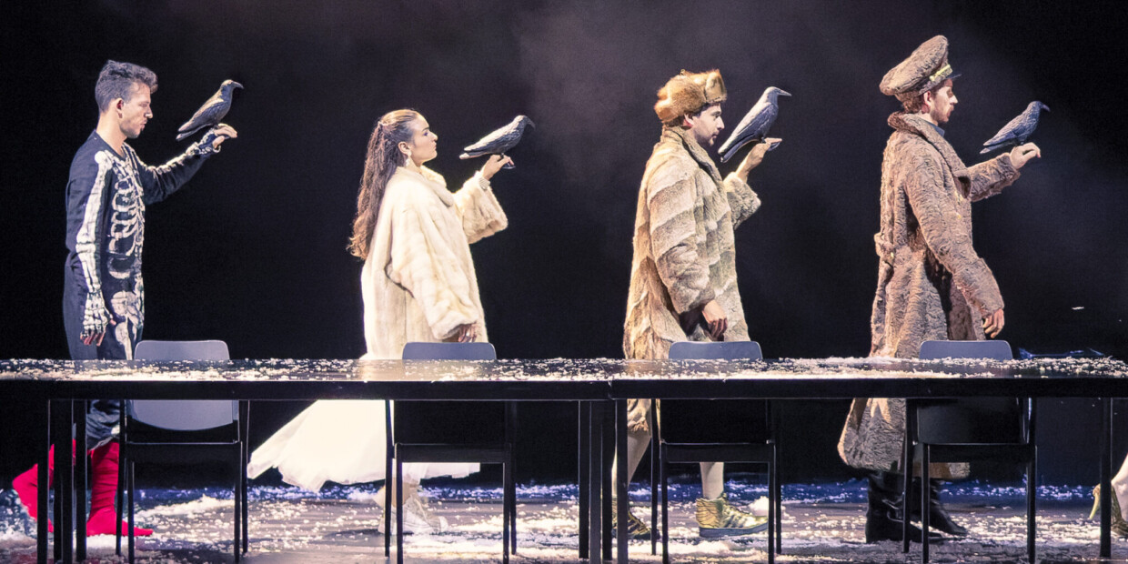 Szenenbild aus „Boris Goudenow“: Yevhen Rakhmanin (Theodorus), Julie Goussot (Axinia), Joan Folqué (Gavust) & Olivier Gourdy (Boris)