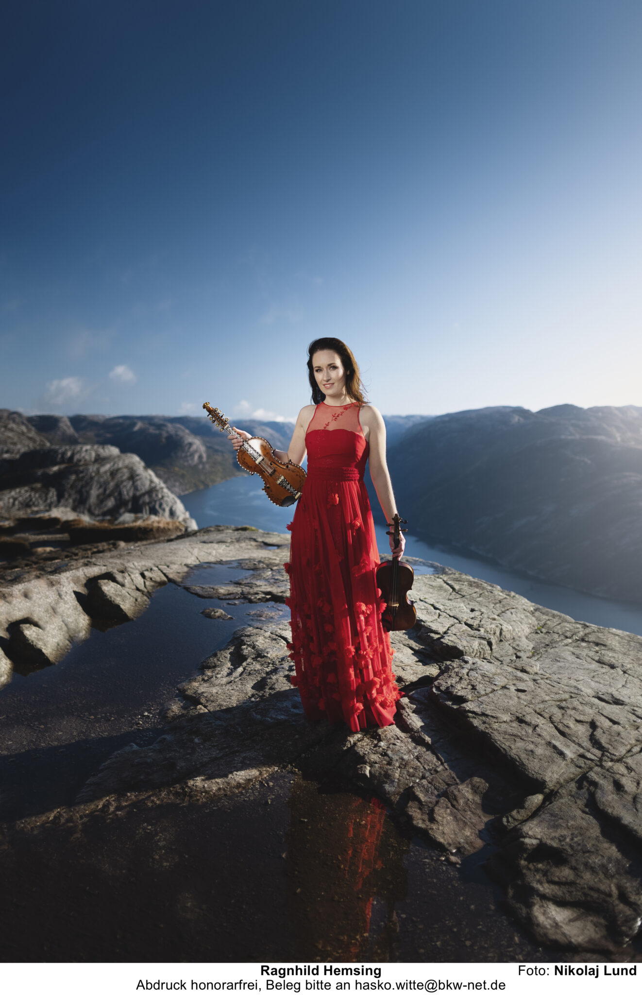 Die Unterschiede sind sicht- und hörbar: Ragnhild Hemsing mit Hardangerfiedel und Violine