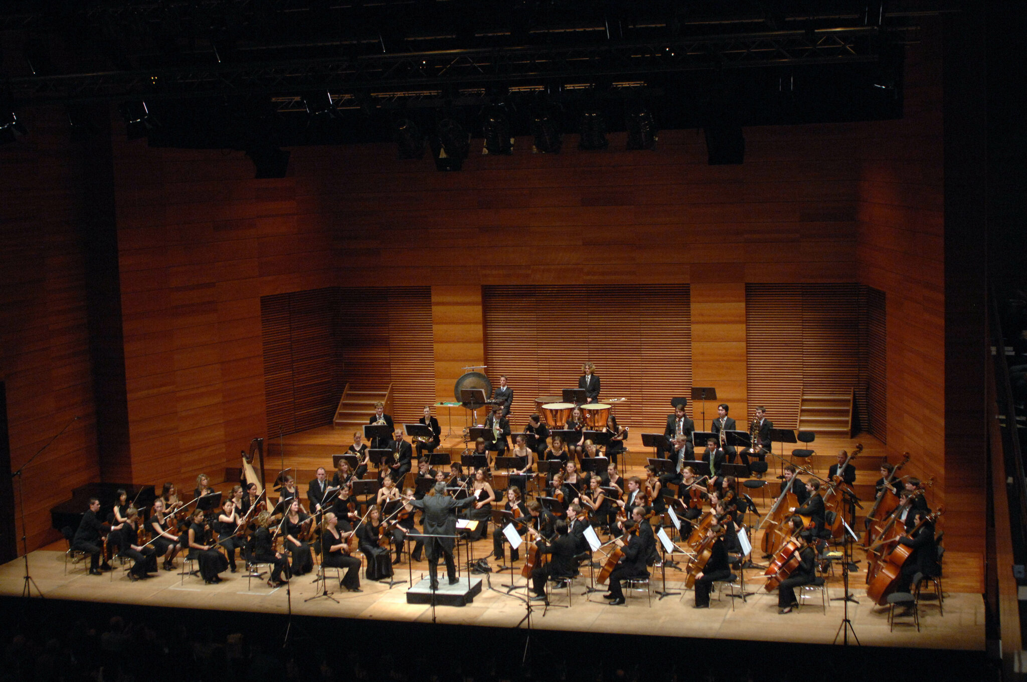 Unter der Leitung von Prof. Nicolás Pasquet tritt das Hochschulorchester beim großen Festkonzert in der Weimarhalle auf