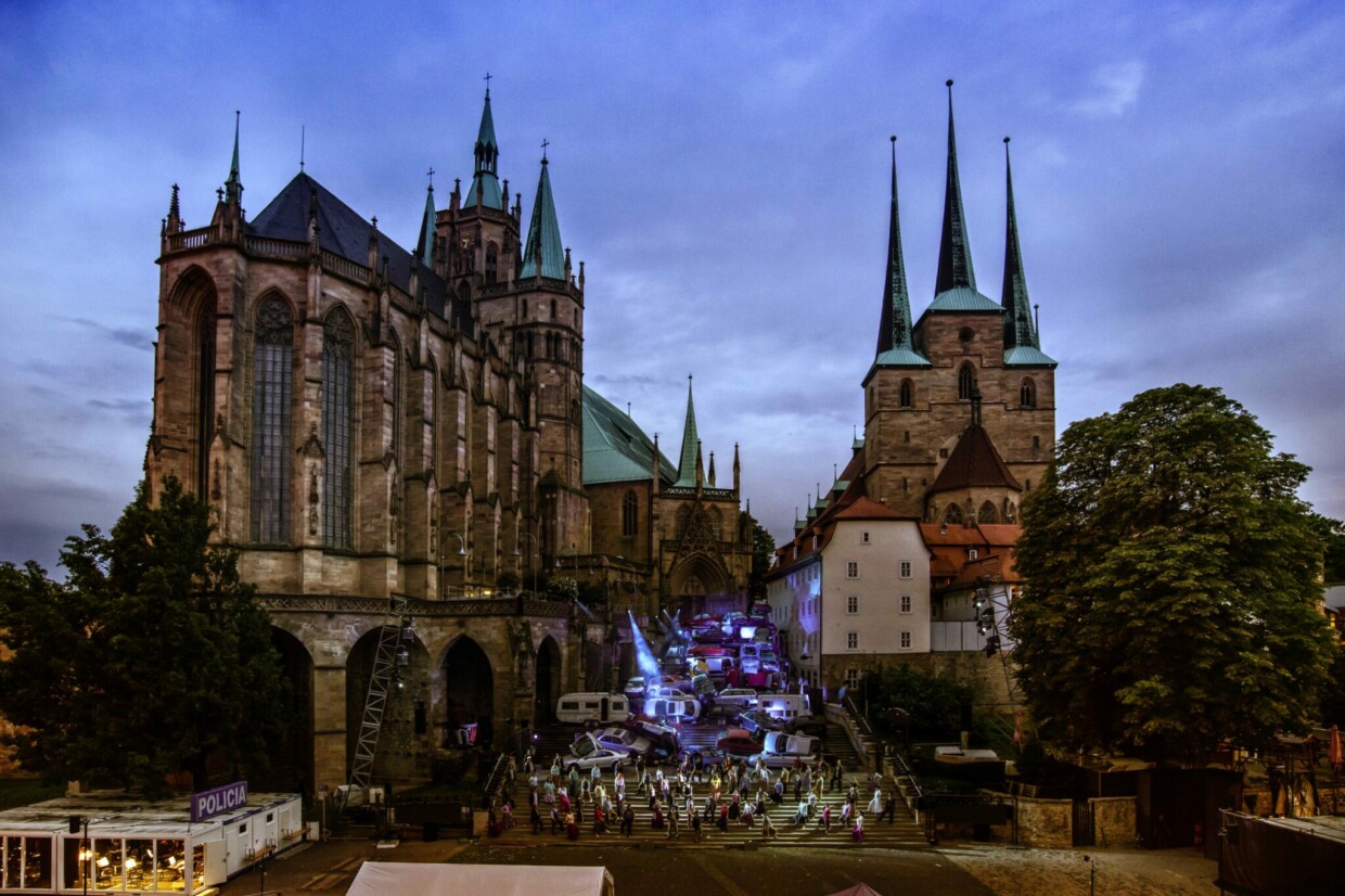 Fast schon ein Bühnenbild für sich: Der Erfurter Domberg mit seinen siebzig Stufen