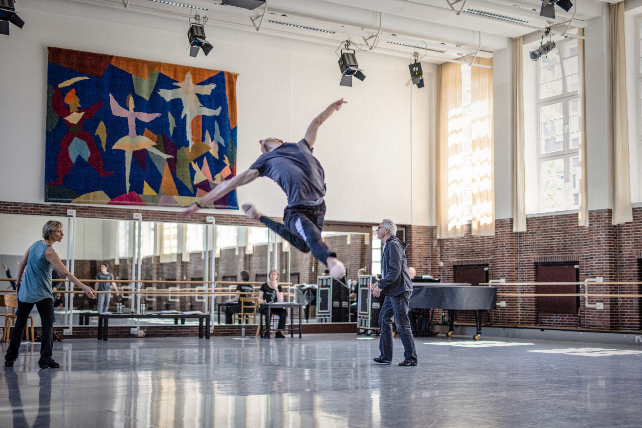 Das Hamburg Ballett, hier mit John Neumeiers preisgekrönter Produktion „Ghost Light“, feiert 50-jähriges Bestehen