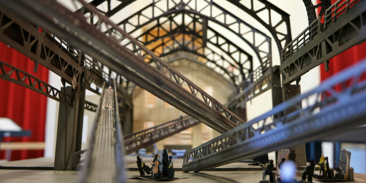 Elisabeth Stöppler nutzt im Bühnenbild die Architektur der Bochumer Jahrhunderthalle, hier noch en miniature zu sehen