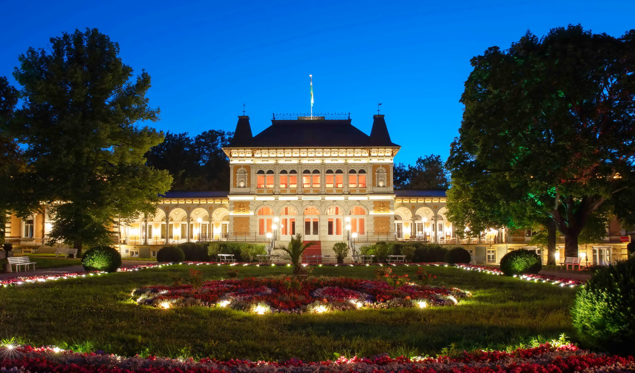 Bezaubernd illuminiert bis Mitternacht: das Königliche Kurhaus Bad Elster