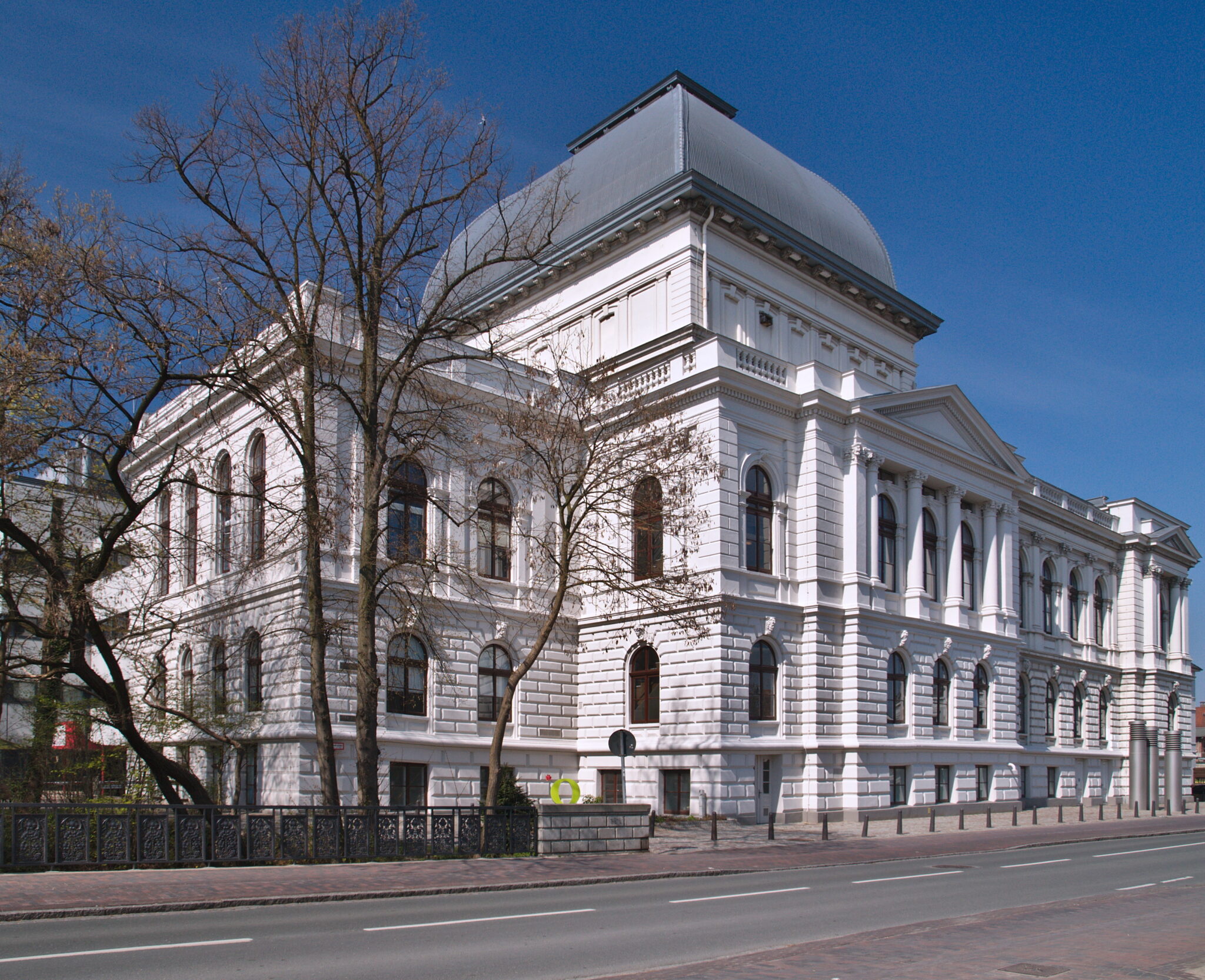 Das Oldenburgische Staatstheater mit Blick von der Roonbrücke